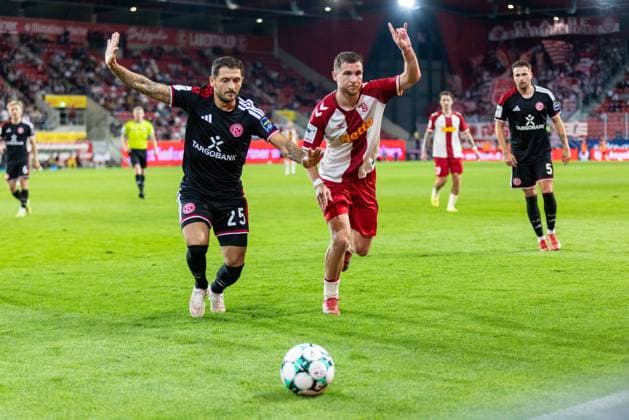 15.09.2026, Fussball, GER, Saison, 3.Liga, Saision 2026 2027, 06. Spieltag, SSV Jahn Regensburg - Fortuna Düsseldorf Matthias Zimmermann (Düsseldorf) und Oscar Schönfelder (SSV Jahn Regensburg) DFL REGULATIONS PROHIBIT ANY USE OF PHOTOGRAPHS AS IMAGE SEQUENCES AND OR QUASI-VIDEO.