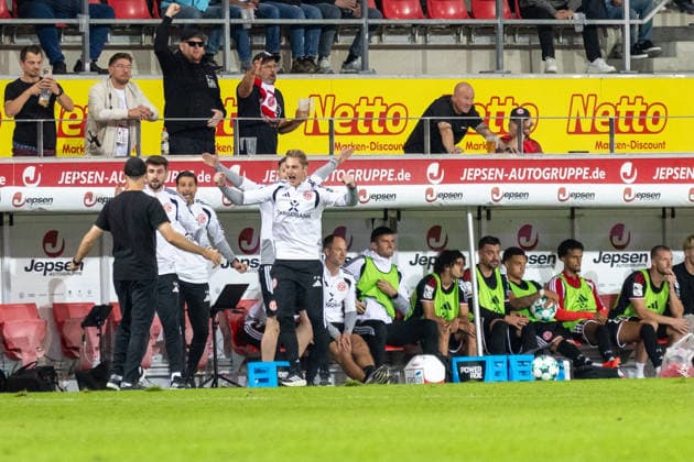 15.09.2026, Fussball, GER, Saison, 3.Liga, Saision 2026 2027, 06. Spieltag, SSV Jahn Regensburg - Fortuna Düsseldorf Jubel bei den Düsseldorfn nach dem Schlusspfiff DFL REGULATIONS PROHIBIT ANY USE OF PHOTOGRAPHS AS IMAGE SEQUENCES AND OR QUASI-VIDEO.