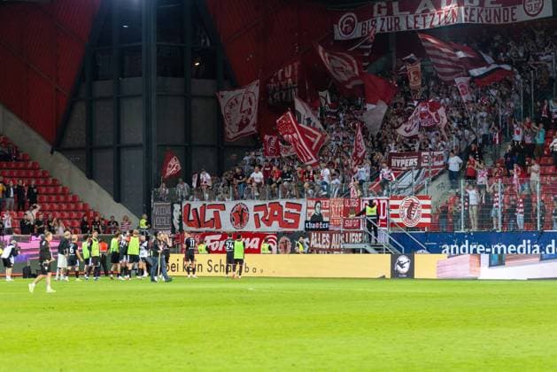 15.09.2026, Fussball, GER, Saison, 3.Liga, Saision 2026 2027, 06. Spieltag, SSV Jahn Regensburg - Fortuna Düsseldorf Die Düsseldorfer feiern nach dem Spiel mit ihren Fans DFL REGULATIONS PROHIBIT ANY USE OF PHOTOGRAPHS AS IMAGE SEQUENCES AND OR QUASI-VIDEO.