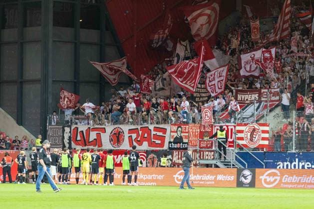 15.09.2026, Fussball, GER, Saison, 3.Liga, Saision 2026 2027, 06. Spieltag, SSV Jahn Regensburg - Fortuna Düsseldorf Die Düsseldorfer feiern nach dem Spiel mit ihren Fans DFL REGULATIONS PROHIBIT ANY USE OF PHOTOGRAPHS AS IMAGE SEQUENCES AND OR QUASI-VIDEO.