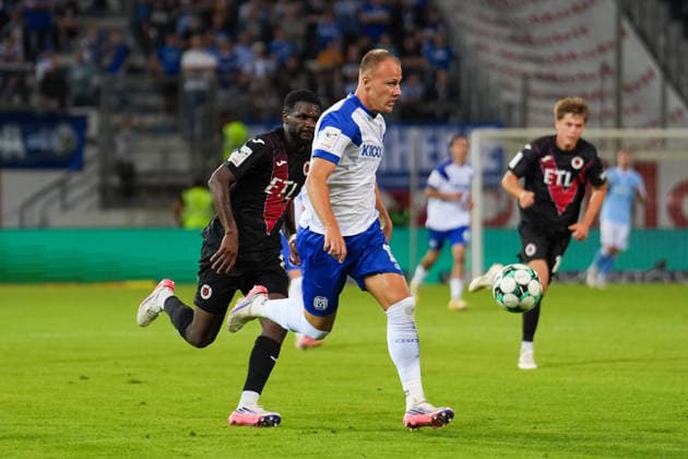 Deutschland: Fussball, 3. Liga, 6. Spieltag, Hänsch-Arena, Emslandstadion, Landkreis Emsland, Niedersachsen, Englische Woche, SV Meppen vs. Viktoria Köln: Vorlage von Jannic Ehlers (SV Meppen, 17) zum 1:2 von Cyrill Akono (SV Meppen, 9) Copyright: xMichelxWittex