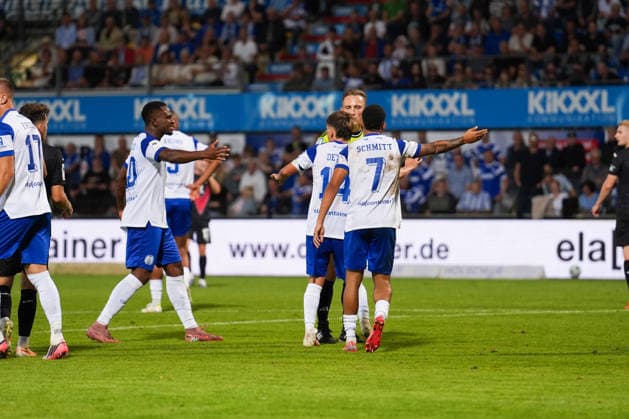 Deutschland: Fussball, 3. Liga, 6. Spieltag, Hänsch-Arena, Emslandstadion, Landkreis Emsland, Niedersachsen, Englische Woche, SV Meppen vs. Viktoria Köln: Wieder Beschwerden über eine Entscheidung des Schiedsrichters. Copyright: xMichelxWittex