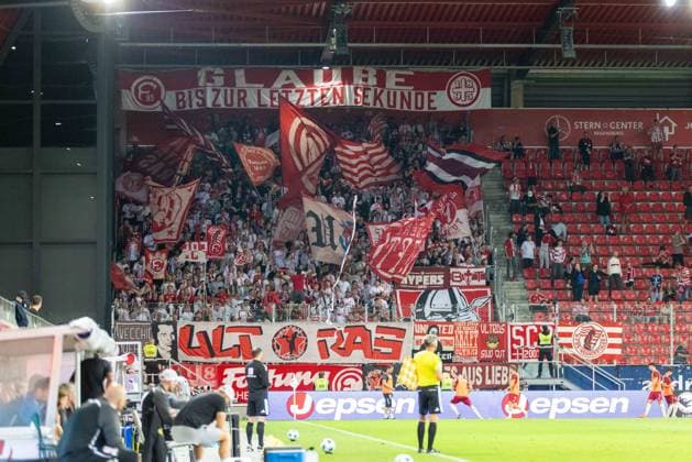 15.09.2026, Fussball, GER, Saison, 3.Liga, Saision 2026 2027, 06. Spieltag, SSV Jahn Regensburg - Fortuna Düsseldorf Die mitgereisten Fans aus Düsseldorf DFL REGULATIONS PROHIBIT ANY USE OF PHOTOGRAPHS AS IMAGE SEQUENCES AND OR QUASI-VIDEO.