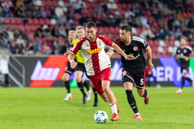 15.09.2026, Fussball, GER, Saison, 3.Liga, Saision 2026 2027, 06. Spieltag, SSV Jahn Regensburg - Fortuna Düsseldorf Oscar Schönfelder (SSV Jahn Regensburg) vor Yassine Bouchama (Düsseldorf) DFL REGULATIONS PROHIBIT ANY USE OF PHOTOGRAPHS AS IMAGE SEQUENCES AND OR QUASI-VIDEO.