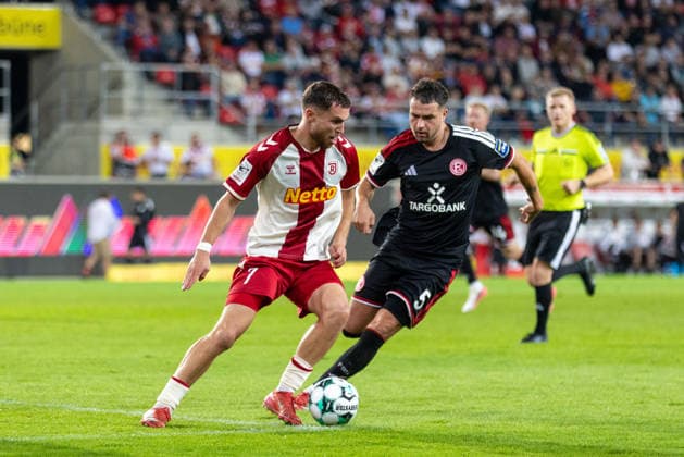 15.09.2026, Fussball, GER, Saison, 3.Liga, Saision 2026 2027, 06. Spieltag, SSV Jahn Regensburg - Fortuna Düsseldorf Oscar Schönfelder (SSV Jahn Regensburg) vor Yassine Bouchama (Düsseldorf) DFL REGULATIONS PROHIBIT ANY USE OF PHOTOGRAPHS AS IMAGE SEQUENCES AND OR QUASI-VIDEO.