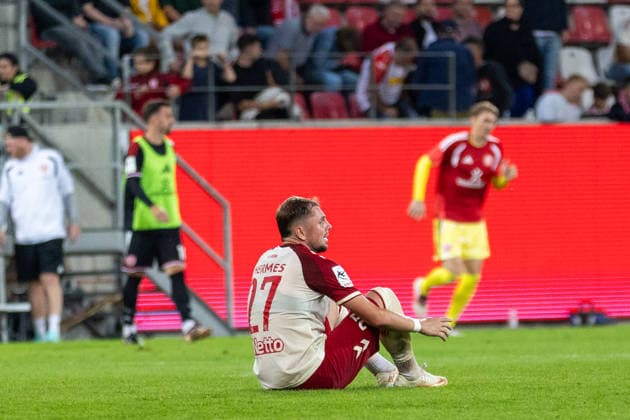 15.09.2026, Fussball, GER, Saison, 3.Liga, Saision 2026 2027, 06. Spieltag, SSV Jahn Regensburg - Fortuna Düsseldorf Lucas Hermes (SSV Jahn Regensburg) sitzt enttäuscht am Boden nach dem Spiel DFL REGULATIONS PROHIBIT ANY USE OF PHOTOGRAPHS AS IMAGE SEQUENCES AND OR QUASI-VIDEO.
