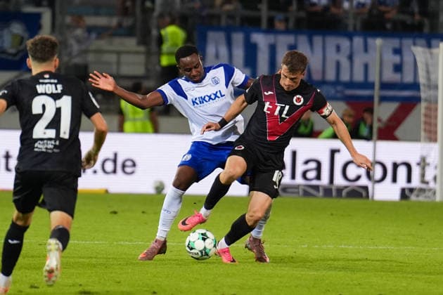 Deutschland: Fussball, 3. Liga, 6. Spieltag, Hänsch-Arena, Emslandstadion, Landkreis Emsland, Niedersachsen, Englische Woche, SV Meppen vs. Viktoria Köln: Nikell Touglo (SV Meppen, 20) David Otto (Viktoria Köln, 10) Copyright: xMichelxWittex