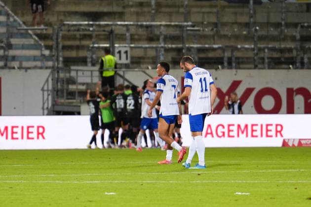 Deutschland: Fussball, 3. Liga, 6. Spieltag, Hänsch-Arena, Emslandstadion, Landkreis Emsland, Niedersachsen, Englische Woche, SV Meppen vs. Viktoria Köln: Jubel von Köln zum 1:3 von Lucas Wolf (Viktoria Köln, 21), enttäuschte Gesichter bei Meppen. Copyright: xMichelxWittex