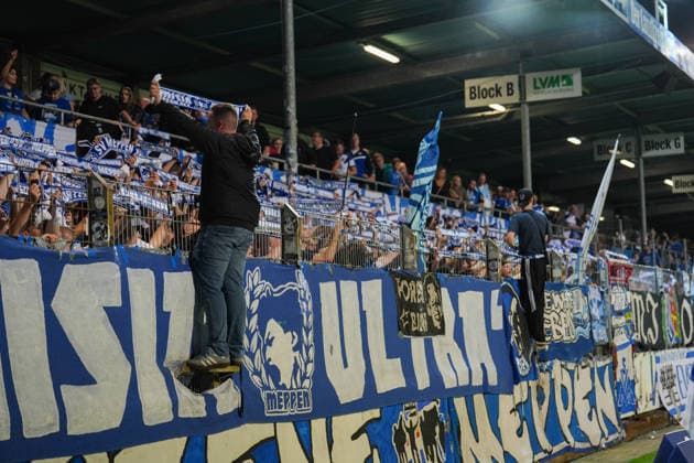 Deutschland: Fussball, 3. Liga, 6. Spieltag, Hänsch-Arena, Emslandstadion, Landkreis Emsland, Niedersachsen, Englische Woche, SV Meppen vs. Viktoria Köln: Die Fans stehen weiterhin zur Mannschaft. Copyright: xMichelxWittex