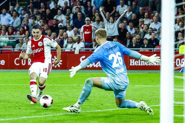 AMSTERDAM , 15-09-2026 , JohanCruijff ArenA , season 2026 2027 , Dutch Eredivisie football , match between Ajax and Willem II , picture shows Ajax player Oscar Gloukh scores the 4-0 , Willem II keeper Maxime Delanghe Ajax - Willem II  x207104074x Copyright: