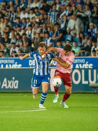 ESP: LaLiga EA Sports Deportivo Alaves v Valencia CF Toni Martinez of Alaves and Jose Luis Pepelu of Valencia CF during LaLiga EA Sports between Deportivo Alaves v Valencia CF played at Mendizorroza Stadium in Vitoria Gasteiz on September 15, 2026 in Spain VITORIA Spain Futbol Copyright: xAgenciaxLOFx