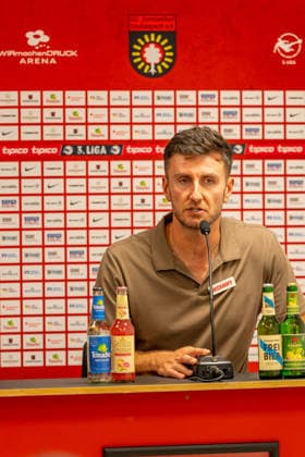 3. Liga: SG Sonnenhof Großaspach vs. Sportclub Verl; 15.09.2026 Aspach, GERMANY - 15. September 2026: Orest Shala (Sportclub Verl, Head Coach) während der Pressekonferenz nach dem Match zwischen dem SG Sonnenhof Großaspach und dem Sportclub Verl am 06. Spieltag der 3. Liga in der WIRmachenDRUCK Arena. Copyright: xBEAUTIFULxSPORTS Steinx