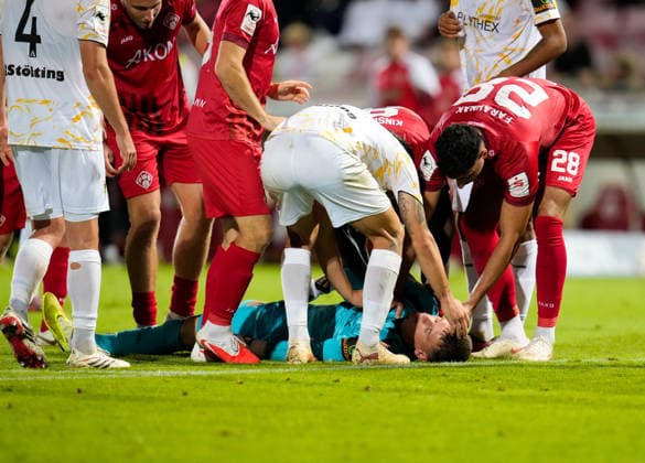 Spieler kuemmern sich nach einem Zusammenprall um Stefan Bajic (TSV Alemannia Aachen, 23), der kurzzeitig bewusstlos am Boden liegt. GER, FC Wuerzburger Kickers vs TSV Alemannia Aachen, 3. Liga, 6. Spieltag, Saison 2026-27, AKON Arena, Wuerzburg, 15.09.2026 Wuerzburger Kickers vs Alemannia Aachen, 3. Liga, 6. Spieltag, Saison 2026-27, 15.09.2026 Wuerzburg Copyright: xEibner-Pressefoto ScottxColemanx EP_SCN