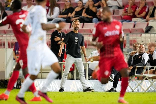 Michael Schiele (FC Wuerzburger Kickers, Cheftrainer) beobachtet das Spielgeschehen. GER, FC Wuerzburger Kickers vs TSV Alemannia Aachen, 3. Liga, 6. Spieltag, Saison 2026-27, AKON Arena, Wuerzburg, 15.09.2026 Wuerzburger Kickers vs Alemannia Aachen, 3. Liga, 6. Spieltag, Saison 2026-27, 15.09.2026 Wuerzburg Copyright: xEibner-Pressefoto ScottxColemanx EP_SCN