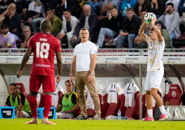 Mersad Selimbegovic (TSV Alemannia Aachen, Cheftrainer) beobachtet das Spielgeschehen. GER, FC Wuerzburger Kickers vs TSV Alemannia Aachen, 3. Liga, 6. Spieltag, Saison 2026-27, AKON Arena, Wuerzburg, 15.09.2026 Wuerzburger Kickers vs Alemannia Aachen, 3. Liga, 6. Spieltag, Saison 2026-27, 15.09.2026 Wuerzburg Copyright: xEibner-Pressefoto ScottxColemanx EP_SCN