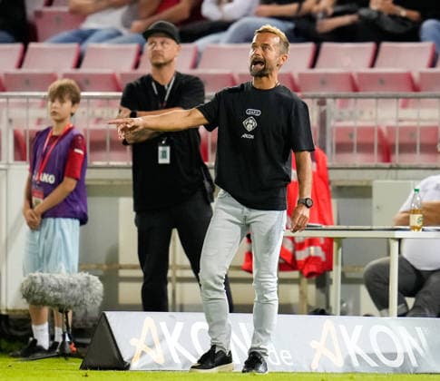 Michael Schiele (FC Wuerzburger Kickers, Cheftrainer) gestikuliert. GER, FC Wuerzburger Kickers vs TSV Alemannia Aachen, 3. Liga, 6. Spieltag, Saison 2026-27, AKON Arena, Wuerzburg, 15.09.2026 Wuerzburger Kickers vs Alemannia Aachen, 3. Liga, 6. Spieltag, Saison 2026-27, 15.09.2026 Wuerzburg Copyright: xEibner-Pressefoto ScottxColemanx EP_SCN