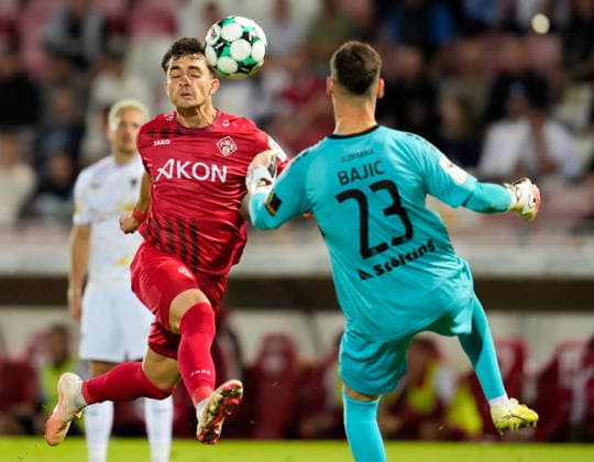 Thomas Kastanaras (FC Wuerzburger Kickers, 19) koepft den Ball bei einem Torabschluss gegen Stefan Bajic (TSV Alemannia Aachen, 23) kurz vor einem Zusammenprall. Bajic verletzt sich bei der Aktion und sieht die Rote Karte. GER, FC Wuerzburger Kickers vs TSV Alemannia Aachen, 3. Liga, 6. Spieltag, Saison 2026-27, AKON Arena, Wuerzburg, 15.09.2026 Wuerzburger Kickers vs Alemannia Aachen, 3. Liga, 6. Spieltag, Saison 2026-27, 15.09.2026 Wuerzburg Copyright: xEibner-Pressefoto ScottxColemanx EP_SCN
