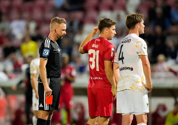 Schiedsrichter Martin Wilke bereitet sich darauf vor, Stefan Bajic (TSV Alemannia Aachen, 23) nach einer Aktion die Rote Karte zu zeigen. GER, FC Wuerzburger Kickers vs TSV Alemannia Aachen, 3. Liga, 6. Spieltag, Saison 2026-27, AKON Arena, Wuerzburg, 15.09.2026 Wuerzburger Kickers vs Alemannia Aachen, 3. Liga, 6. Spieltag, Saison 2026-27, 15.09.2026 Wuerzburg Copyright: xEibner-Pressefoto ScottxColemanx EP_SCN