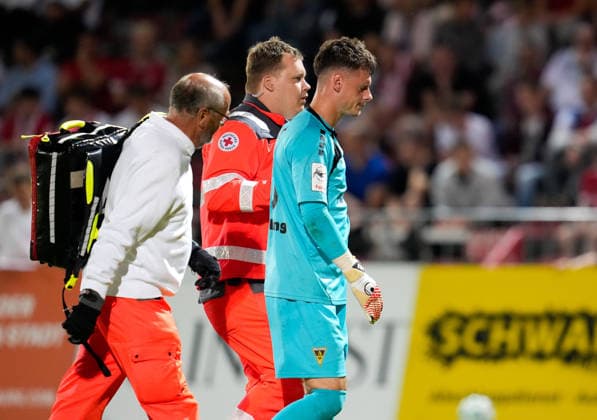 Stefan Bajic (TSV Alemannia Aachen, 23) wird nach einem Zusammenprall von medizinischen Betreuern vom Spielfeld begleitet. Nach der Aktion sieht er die Rote Karte. GER, FC Wuerzburger Kickers vs TSV Alemannia Aachen, 3. Liga, 6. Spieltag, Saison 2026-27, AKON Arena, Wuerzburg, 15.09.2026 Wuerzburger Kickers vs Alemannia Aachen, 3. Liga, 6. Spieltag, Saison 2026-27, 15.09.2026 Wuerzburg Copyright: xEibner-Pressefoto ScottxColemanx EP_SCN