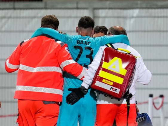 Stefan Bajic (TSV Alemannia Aachen, 23) wird nach einem Zusammenprall von medizinischen Betreuern vom Spielfeld begleitet. Nach der Aktion sieht er die Rote Karte. GER, FC Wuerzburger Kickers vs TSV Alemannia Aachen, 3. Liga, 6. Spieltag, Saison 2026-27, AKON Arena, Wuerzburg, 15.09.2026 Wuerzburger Kickers vs Alemannia Aachen, 3. Liga, 6. Spieltag, Saison 2026-27, 15.09.2026 Wuerzburg Copyright: xEibner-Pressefoto ScottxColemanx EP_SCN