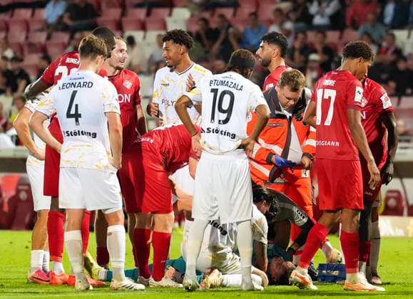 Spieler und medizinische Betreuer kuemmern sich nach einem Zusammenprall um Stefan Bajic (TSV Alemannia Aachen, 23), der kurzzeitig bewusstlos am Boden liegt. GER, FC Wuerzburger Kickers vs TSV Alemannia Aachen, 3. Liga, 6. Spieltag, Saison 2026-27, AKON Arena, Wuerzburg, 15.09.2026 Wuerzburger Kickers vs Alemannia Aachen, 3. Liga, 6. Spieltag, Saison 2026-27, 15.09.2026 Wuerzburg Copyright: xEibner-Pressefoto ScottxColemanx EP_SCN