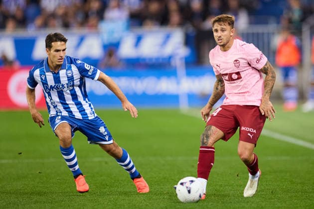 September 15, 2026, Vitoria, Alava, Spain: Denis Suarez of Deportivo Alaves competes for the ball with Pablo Maffeo of Valencia CF during the LaLiga EA Sports match between Deportivo Alaves and Valencia CF at Mendizorrotza on September 15, 2026, in Vitoria, Spain. Deportivo Alaves V Valencia CF - La Liga EA Sports  - ZUMAa181 20260915_zaa_a181_223 Copyright: xRicardoxLarreinax