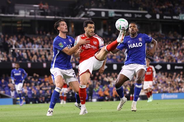 Ipswich Town v Arsenal 15 September 2026, Ipswich - Carabao Cup - Third Round - Ipswich Town v Arsenal - Jacob Greaves of Ipswich Town, Mikel Merino of Arsenal and Florentino Ibrain Morris Luis of Ipswich Town - Photo: Jacques Feeney Offside. Ipswich UK Copyright: xJacquesxFeeneyx xOffsidexOffside