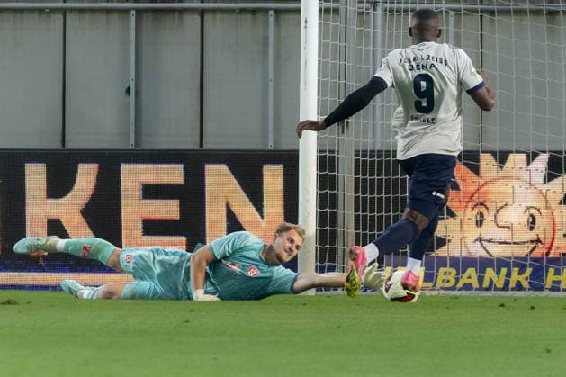 Torwart Luca Bendel (HFC, 32) streckt sich nach dem Ball gegen Manassee Eshele (Jena, 9), Hallescher FC vs. FC Carl Zeiss Jena, Fussball, Regionalliga Nordost, 9. Spieltag, Saison 2026 27, 15.09.2026 Halle Leuna Chemie Stadion ST Deutschland