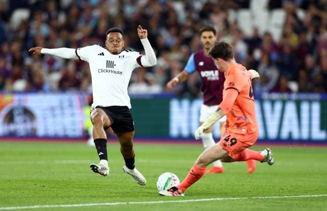 Rodrigo Muniz of Fulham challenges Finlay Herrick of West Ham United West Ham United v Fulham, EFL Carabao Cup, Football, London Stadium, London, UK - 15 Sep 2026London London Stadium United Kingdom EDITORIAL USE ONLY No use with unauthorised audio, video, data, fixture lists, club league logos or live services. Online in-match use limited to 120 images, no video emulation. No use in betting, games or single club league player publications. No use w Copyright: xKieranxMcManus Shutterstockx 17152599cx