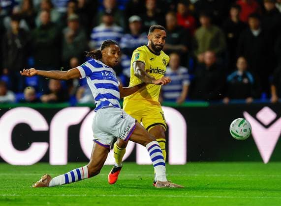 Callum Wilsonn of Brentford gets a shot in as Ashqar Ahmed of Reading closes in Reading v Brentford, EFL Carabao Cup, Football, The Select Car Leasing Stadium, UK - 15 Sep 2026Reading The Select Car Leasing Stadium United Kingdom EDITORIAL USE ONLY No use with unauthorised audio, video, data, fixture lists, club league logos or live services. Online in-match use limited to 120 images, no video emulation. No use in betting, games or single club league player publications. Copyright: xMattxImpey Shutterstockx 17152698ae
