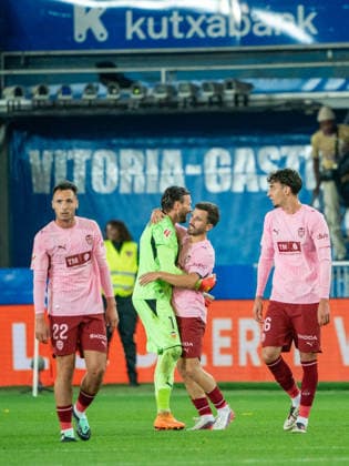 ESP: LaLiga EA Sports Deportivo Alaves v Valencia CF Stole Dimitrievski of Valencia CF and Jose Gaya of Valencia CF during LaLiga EA Sports between Deportivo Alaves v Valencia CF played at Mendizorroza Stadium in Vitoria Gasteiz on September 15, 2026 in Spain VITORIA Spain Futbol Copyright: xAgenciaxLOFx