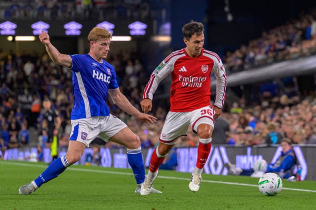 IPSWICH, ENGLAND SEPTEMBER 15 - Martin Zubimendi of Arsenal under pressure from Zian Flemming of Ipswich Town during the Carabao Cup game between Ipswich Town and Arsenal at Portman Road on September 15, 2026 in Ipswich, England. (Photo by Keeran Marquis Sports Press Photo)  Copyright: xKeeranxMarquis SPPx Sportspressphoto_SPR231705