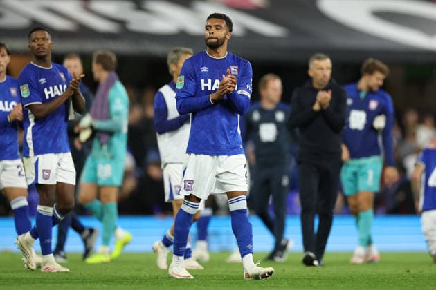 Ipswich Town v Arsenal, Carabao Cup Chuba Akpom of Ipswich Town applauds the supporters after the Ipswich Town v Arsenal Carabao Cup 3rd Round match at Portman Road, Ipswich, England on 15 September 2026 Credit: Tiego Grenho Every Second Media Editorial use only. All images are copyright Every Second Media Limited. No images may be reproduced without prior permission. All rights reserved. Premier League and Football League images are subject to licensing agreements with Football DataCo Limited. see https: www.football-dataco.com Copyright: xIMAGO EveryxSecondxMediax ESM-2165-0080 TiegoxGrenhox xEveryxSecondxMediax