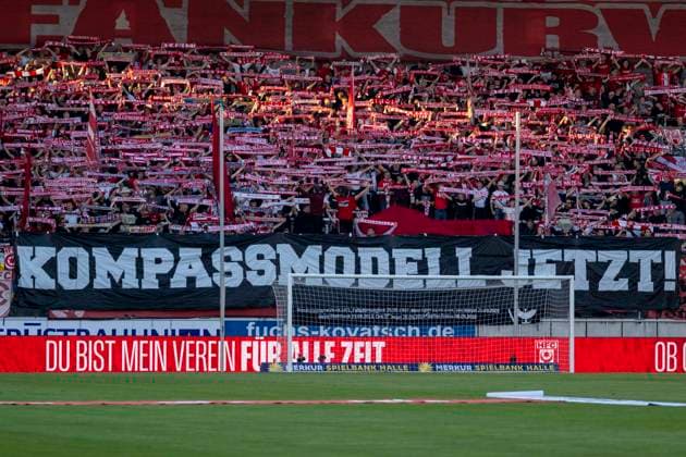Regionalliga Nordost -Saison 26 27 Hallescher FC vs.FC Carl Zeiss Jena Halle, Deutschland 15.September 2026: Im Bild:Fanblock Halle Protest zu Regionalligareform Feature, Symbol, Symbolfoto, charakteristisch, Detail, Halle Saale Leuna Chemie Stadion Sachsen-Anhalt Deutschland