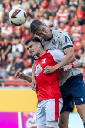 Regionalliga Nordost -Saison 26 27 Hallescher FC vs.FC Carl Zeiss Jena Halle, Deutschland 15.September 2026: Im Bild:v. li. im Zweikampf Fabrice Hartmann (Halle) und Moritz Fritz (Jena) Kopfball, Kopfballduell Halle Saale Leuna Chemie Stadion Sachsen-Anhalt Deutschland