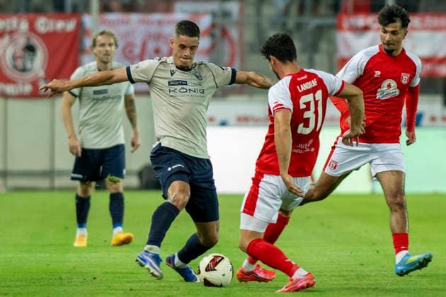 Regionalliga Nordost -Saison 26 27 Hallescher FC vs.FC Carl Zeiss Jena Halle, Deutschland 15.September 2026: Im Bild:v. li. im Zweikampf Luca Wollschlaeger (Jena) und Niklas Landgraf (Halle) Halle Saale Leuna Chemie Stadion Sachsen-Anhalt Deutschland