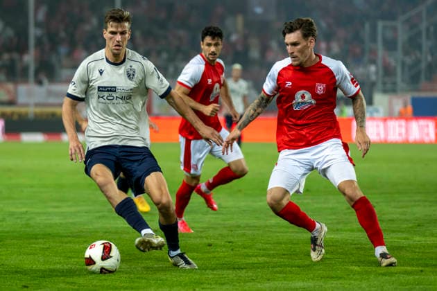 Regionalliga Nordost -Saison 26 27 Hallescher FC vs.FC Carl Zeiss Jena Halle, Deutschland 15.September 2026: Im Bild:v.li.Moritz Fritz (Jena) und Niclas Stierlin (Halle) Halle Saale Leuna Chemie Stadion Sachsen-Anhalt Deutschland