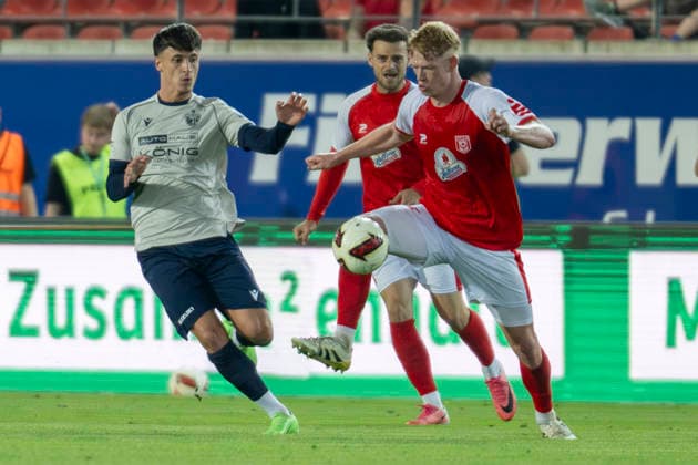 Regionalliga Nordost -Saison 26 27 Hallescher FC vs.FC Carl Zeiss Jena Halle, Deutschland 15.September 2026: Im Bild:Dion Ajvazi (Jena), Max Kulke (Halle) und Lennard Becker (Halle) Halle Saale Leuna Chemie Stadion Sachsen-Anhalt Deutschland