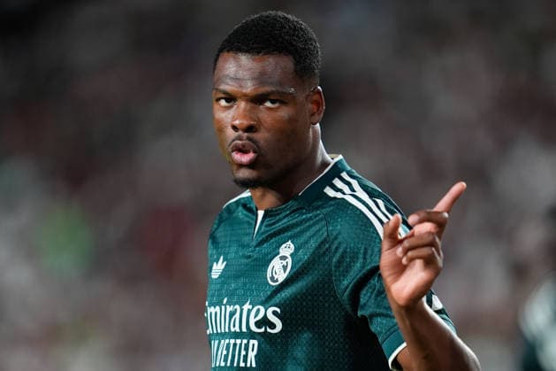September 15, 2026, Elche, Elche, Spain: Denzel Dumfries of Real Madrid CF protests during the Spanish League, LaLiga EA Sports, football match played between Elche CF and Real Madrid CF at Estadio Manuel Martinez Valero on September 15, 2026, in Elche, Spain. Elche Spain - ZUMAa181 20260915_zaa_a181_411 Copyright: xDennisxAgyemanx