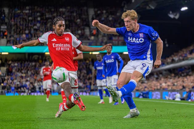 IPSWICH, ENGLAND SEPTEMBER 15 - Zian Flemming of Ipswich Town under pressure from Marli Salmon of Arsenal during the Carabao Cup game between Ipswich Town and Arsenal at Portman Road on September 15, 2026 in Ipswich, England. (Photo by Keeran Marquis Sports Press Photo)  Copyright: xKeeranxMarquis SPPx Sportspressphoto_SPR231927