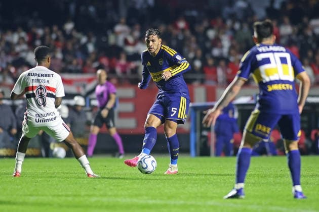 15th September 2026; Estadio do Morumbi, Sao Paulo, Brazil; CONMEBOL Sudamericana Football, Sao Paulo versus Boca Juniors; Marcos Antonio of Sao Paulo battles for possession with Leandro Paredes of Boca Juniors AndrexCardoso DiaEsportivo