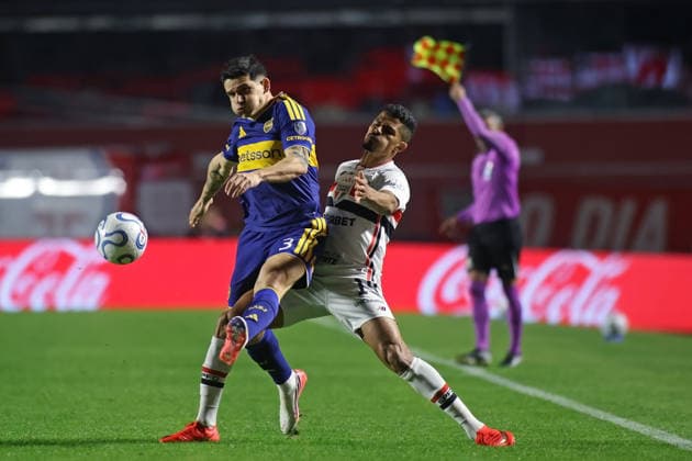 15th September 2026; Estadio do Morumbi, Sao Paulo, Brazil; CONMEBOL Sudamericana Football, Sao Paulo versus Boca Juniors; Lucas Ramon of Sao Paulo battles for possession with Lautaro Blanco of Boca Juniors AndrexCardoso DiaEsportivo