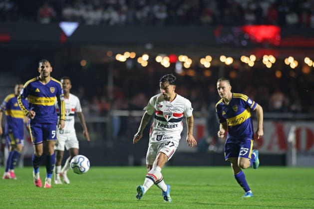 15th September 2026; Estadio do Morumbi, Sao Paulo, Brazil; CONMEBOL Sudamericana Football, Sao Paulo versus Boca Juniors; Artur Victor of Sao Paulo passes the ball AndrexCardoso DiaEsportivo