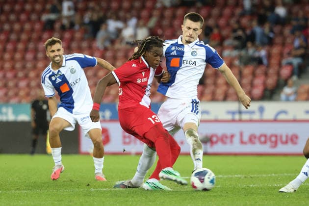 15.09.2026 Zuerich , SCHWEIZ, Stadion Letzigrund Zuerich Fussball Saison 2026 2027 Herren Fussball Super League Grasshopper Club Zuerich - FC Sion Winsley Boteli (FC Sion) gegen Bujar Pllana (GC)