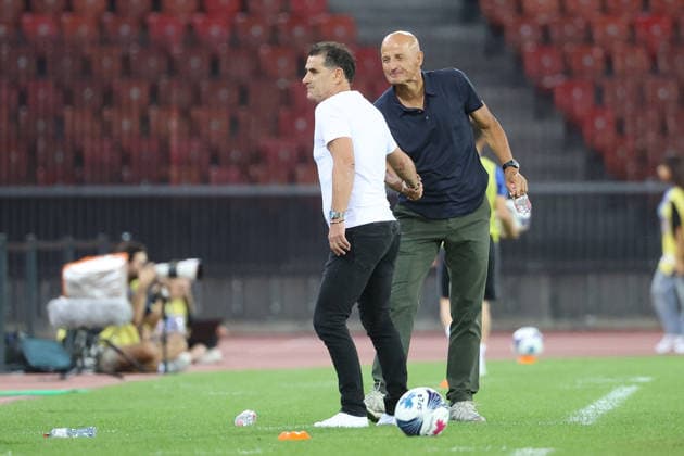 15.09.2026 Zuerich , SCHWEIZ, Stadion Letzigrund Zuerich Fussball Saison 2026 2027 Herren Fussball Super League Grasshopper Club Zuerich - FC Sion Die beiden Trainer Didier Tholot (li,FC Sion) und Peter Zeidler (GC) nach dem Spiel
