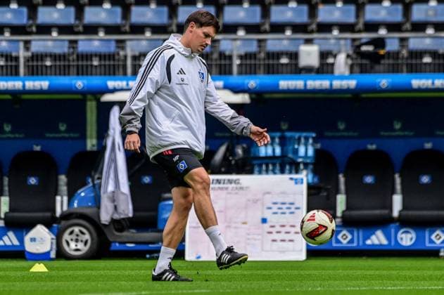 Trainer Merlin Polzin ( HSV ) am Ball Deutschland , Hamburg , Volksparkstadion , Fussball , 1 . Bundesliga , Training des Hamburger SV