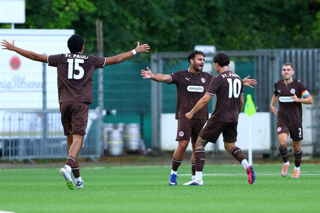 30 Nikky Goguadze (FC St. Pauli U23) bejubelt mit seinen Teamkollegen seinen Treffer zum 0:1. Fußball I Herren I Regionalliga Nord I Saison 2026-2027 I 9. Spieltag I Hamburger SV U21, U 21 - FC St. Pauli U23 I 16.09.2026 I Stadion Hoheluft