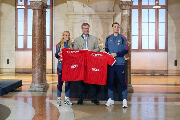 Glodis Perla Viggosdottir (FC Bayern Muenchen, 04) mit Dr. Markus Soeder (MdL, Ministerpraesident Bayern und CSU Vorsitzender) und Manuel Neuer (FC Bayern Muenchen, 01), mit FC Bayern Muenchen Trikots, GER, Ministerpraesident Dr. Markus Soeder empfaengt die Frauen- und Herrenfussballmanschaft des FC Bayern Muenchen zur Ehrung als Deutsche Meister in der Saison 2025 28, 16.09.2026, GER, Ministerpraesident Dr. Markus Soeder empfaengt die Frauen- und Herrenfussballmanschaft des FC Bayern Muenchen zur Ehrung als Deutsche Meister in der Saison 2025 28, 16.09.2026 Muenchen Copyright: xEibner-Pressefoto JennixMaulx EP_JML