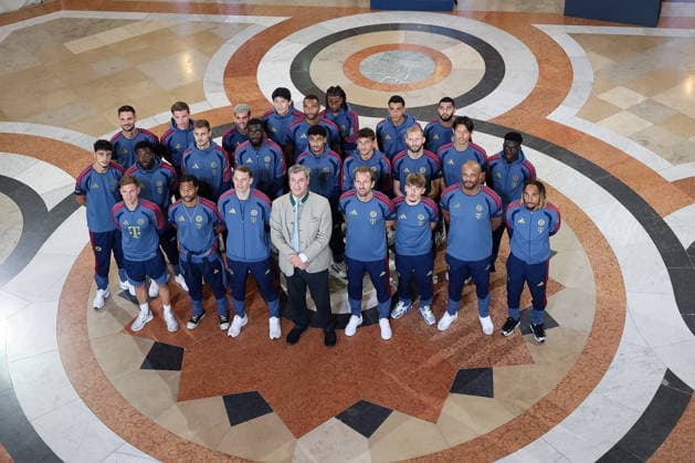 Gruppenfoto der FC Bayern Muenchen Herren mit Dr. Markus Soeder (MdL, Ministerpraesident Bayern und CSU Vorsitzender), GER, Ministerpraesident Dr. Markus Soeder empfaengt die Frauen- und Herrenfussballmanschaft des FC Bayern Muenchen zur Ehrung als Deutsche Meister in der Saison 2025 28, 16.09.2026, GER, Ministerpraesident Dr. Markus Soeder empfaengt die Frauen- und Herrenfussballmanschaft des FC Bayern Muenchen zur Ehrung als Deutsche Meister in der Saison 2025 28, 16.09.2026 Muenchen Copyright: xEibner-Pressefoto JennixMaulx EP_JML