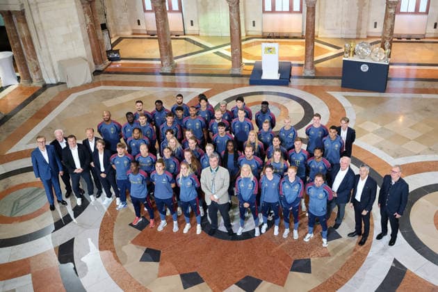 Gruppenfoto der FC Bayern Muenchen Frauen- und Herrenmannschaft mit Dr. Markus Soeder (MdL, Ministerpraesident Bayern und CSU Vorsitzender), GER, Ministerpraesident Dr. Markus Soeder empfaengt die Frauen- und Herrenfussballmanschaft des FC Bayern Muenchen zur Ehrung als Deutsche Meister in der Saison 2025 28, 16.09.2026, GER, Ministerpraesident Dr. Markus Soeder empfaengt die Frauen- und Herrenfussballmanschaft des FC Bayern Muenchen zur Ehrung als Deutsche Meister in der Saison 2025 28, 16.09.2026 Muenchen Copyright: xEibner-Pressefoto JennixMaulx EP_JML